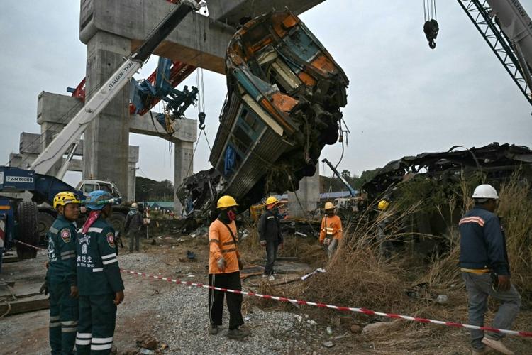 Thaïlande: 32 morts après l'effondrement d'une grue sur un train