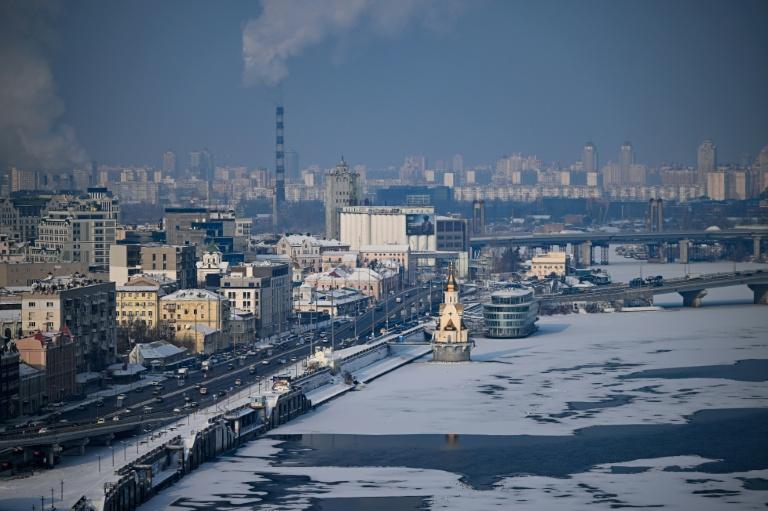 Lampe de poche et cabane de draps: sans chauffage, les habitants de Kiev en mode survie