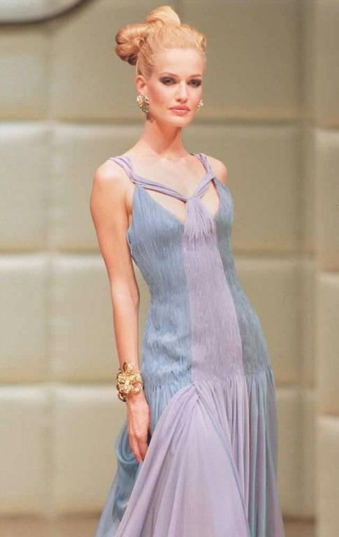 Valentino, le couturier romain amoureux du rouge