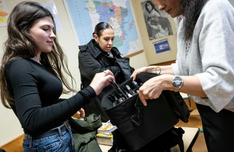 Pour ou contre interdire les réseaux sociaux aux moins de 15 ans? Les députés votent