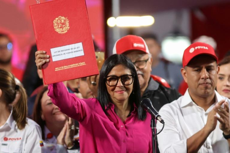 Pétrole: le Venezuela adopte une loi favorable au secteur privé, les Etats-Unis lèvent des sanctions