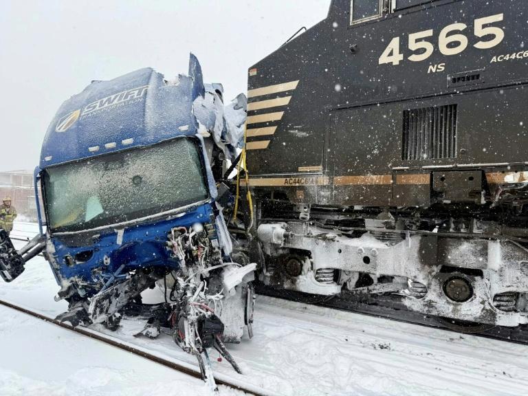 Une tempête de neige perturbe les transports dans le sud des États-Unis, la vague de froid s'étend