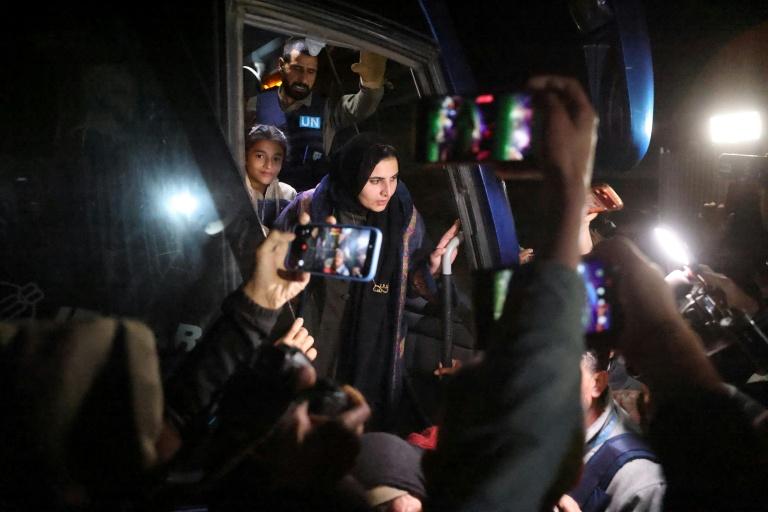 Emus aux larmes, de premiers Palestiniens de Gaza rentrent d'Egypte