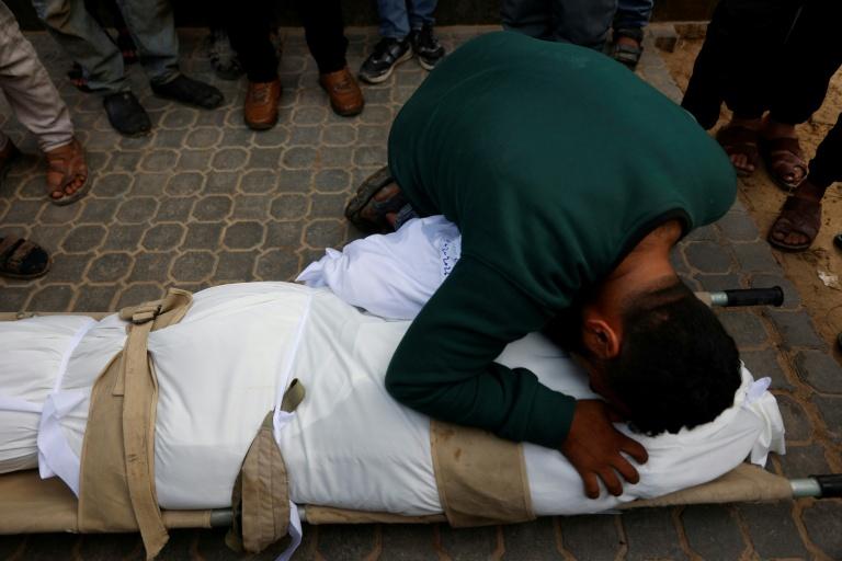 Frappes israéliennes meurtrières à Gaza, le poste frontalier de Rafah entrouvert