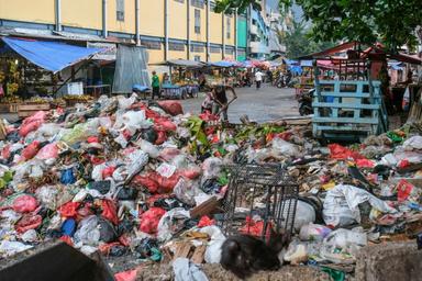 Jakarta face à des montagnes de déchets et des décharges saturées