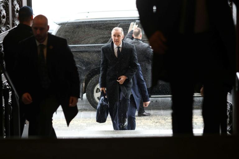 Au Canada, le Premier ministre Carney se rend sur les lieux de la tuerie qui endeuille le pays