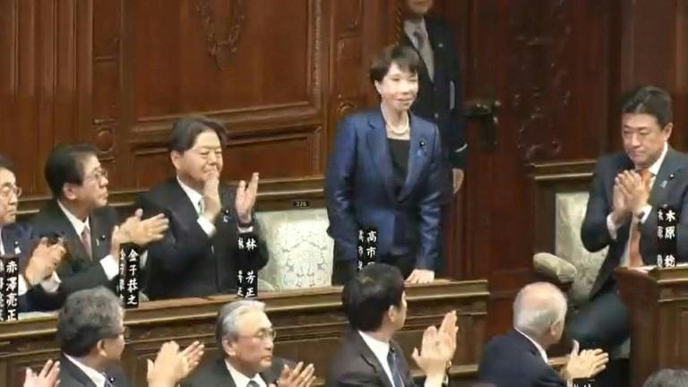 Japon: Takaichi reconduite Première ministre après son triomphe électoral