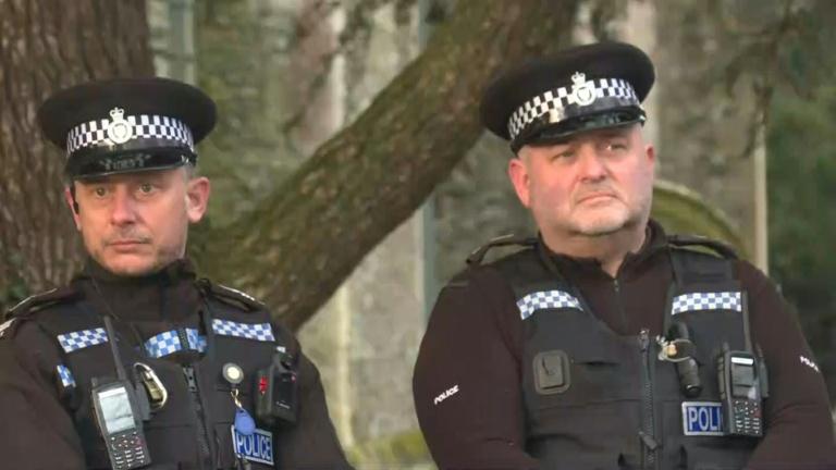 Les perquisitions continuent chez Andrew, la royauté britannique face à une crise inédite