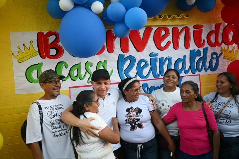 Venezuela: embrassades dans la liesse au retour d'un prisonnier politique amnistié