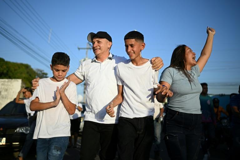 Venezuela: embrassades dans la liesse au retour d