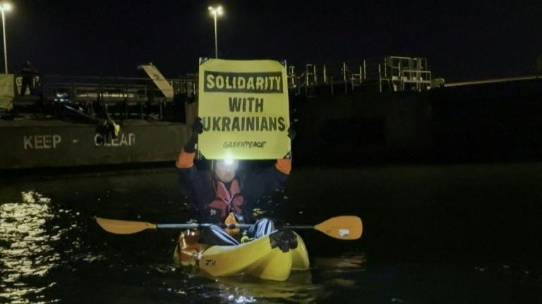 Commerce nucléaire France-Russie: 4 militants de Greenpeace en garde à vue après le blocage d'un cargo à Dunkerque