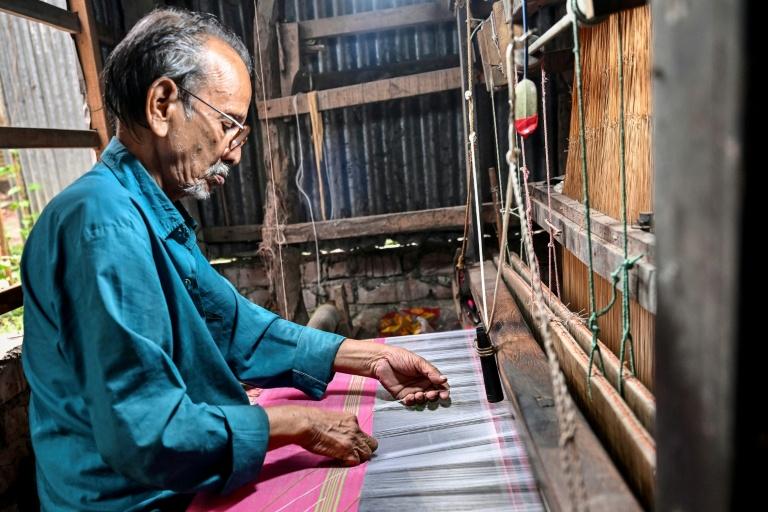 Au Bangladesh, l'art du tissage de sari de Tangail ne tient plus qu'à un fil