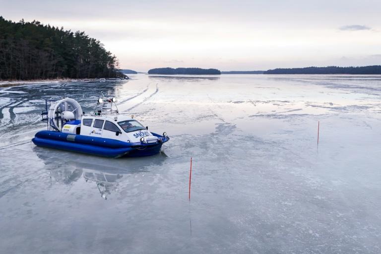 En Finlande, des enfants traversent la Baltique gelée en aéroglisseur pour aller à l