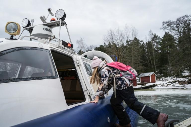 En Finlande, des enfants traversent la Baltique gelée en aéroglisseur pour aller à l'école