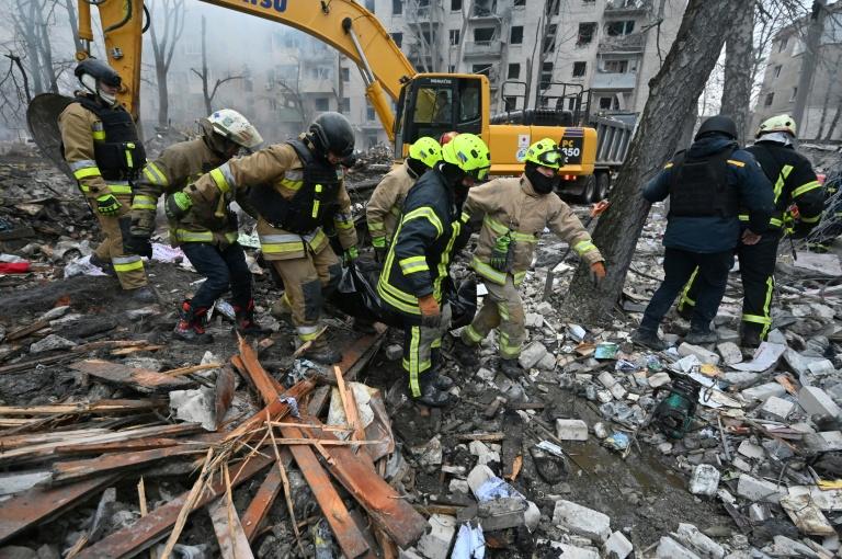 Ukraine: au moins dix morts dans des frappes russes nocturnes, un immeuble détruit à Kharkiv