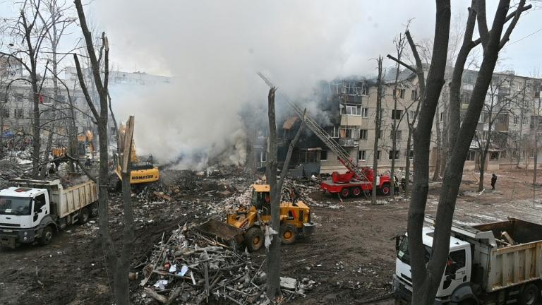 Ukraine: au moins dix morts dans des frappes russes nocturnes, un immeuble détruit à Kharkiv