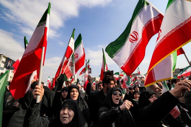 Des milliers d'Iraniens sur une place de Téhéran pour soutenir le nouveau guide suprême