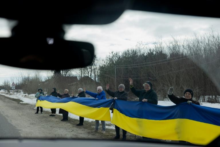 "Jusqu'au bout": au bord de la route, des Ukrainiens accueillent leurs prisonniers de guerre