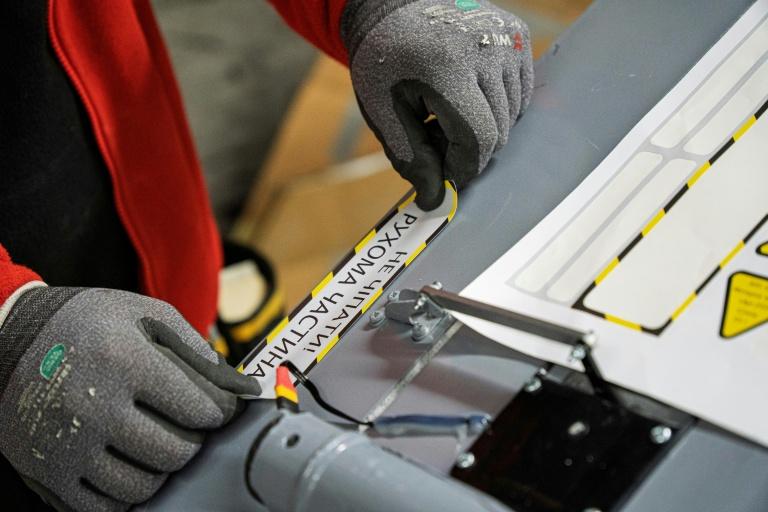 En Ukraine, des femmes se réinventent pour fabriquer des drones