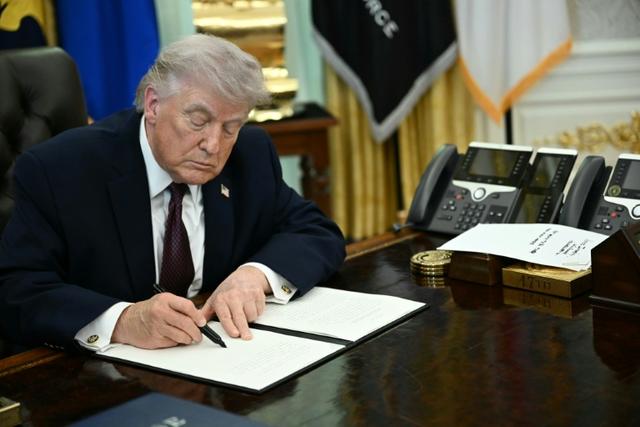 Droits de douane: Trump impose certains médicaments, revoit ceux sur les métaux