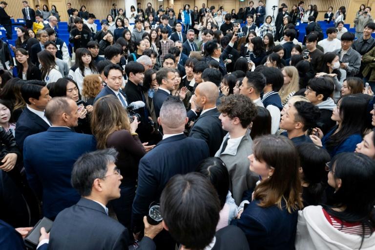 Macron promeut à Séoul sa "coalition des indépendants" face à Trump et la Chine