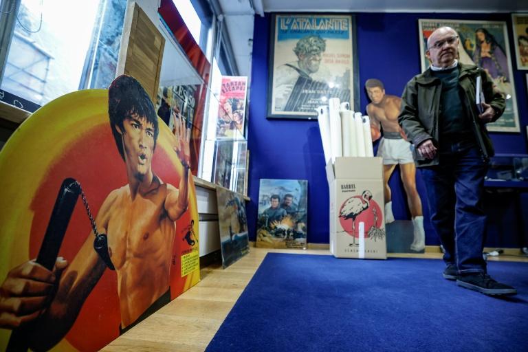 Proche de Belmondo, promoteur de Bruce Lee: la collection cinéma de René Chateau aux enchères