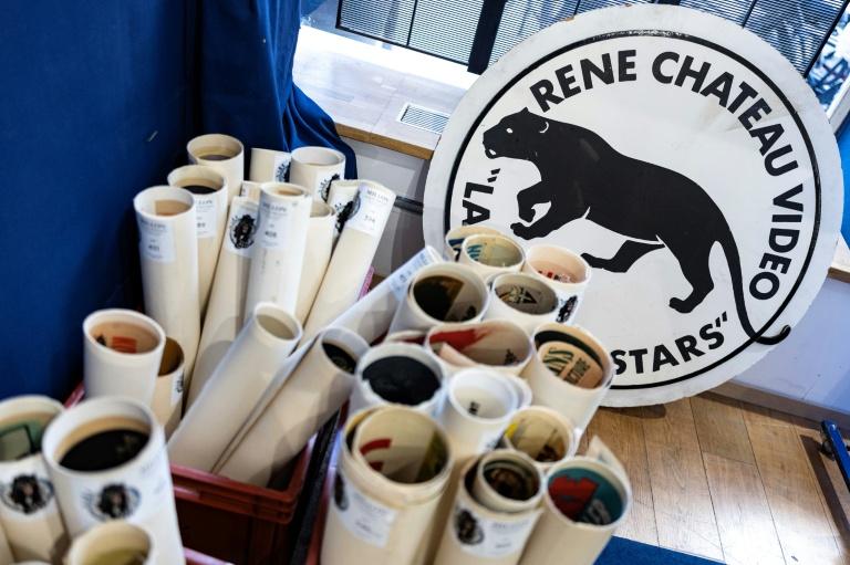 Proche de Belmondo, promoteur de Bruce Lee: la collection cinéma de René Chateau aux enchères