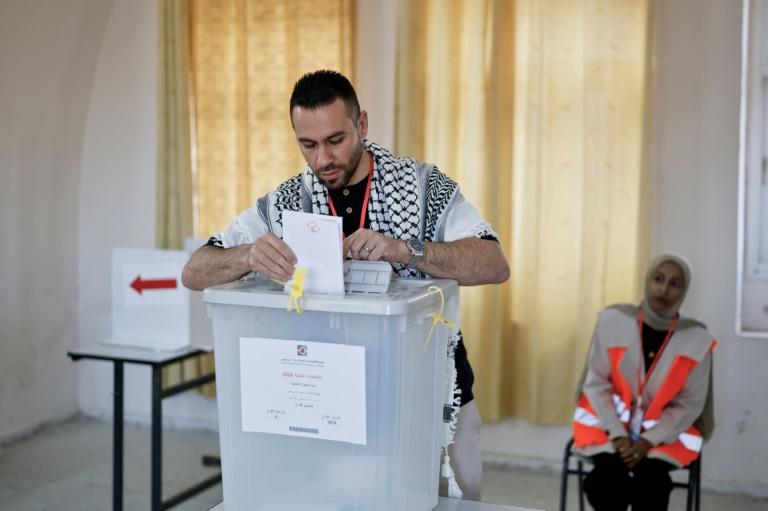 Des Palestiniens votent pour les municipales, premier scrutin depuis la guerre à Gaza