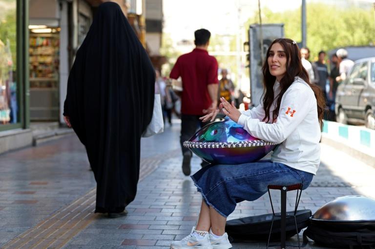 Iran: le voile tombe peu à peu, mais les restrictions demeurent