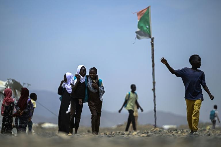 Au Soudan, des élèves au défi de rattraper les années volées par la guerre