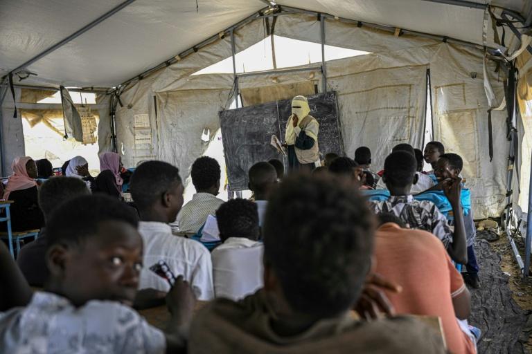 Au Soudan, des élèves au défi de rattraper les années volées par la guerre