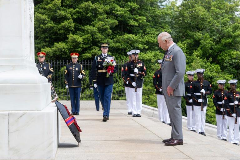 Le roi Charles se rend dans un cimetière militaire américain au dernier jour de sa visite d'Etat