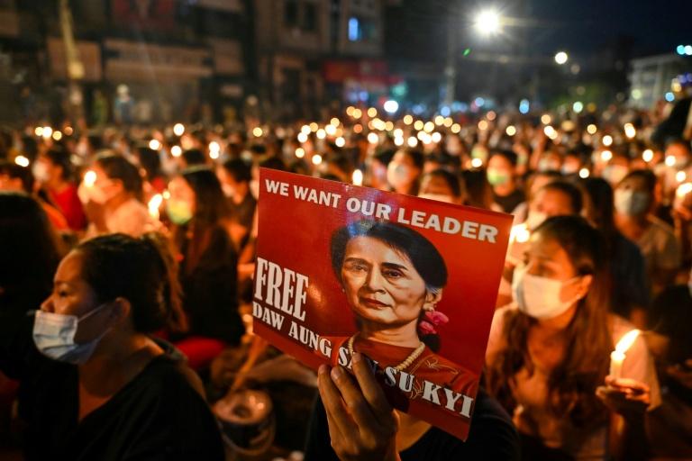 Birmanie: les partisans d'Aung San Suu Kyi, assignée à résidence, espèrent son retour dans sa villa