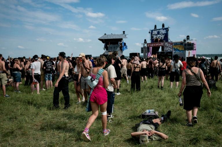 Free party près de Bourges, 20.000 personnes sur un champ de tir militaire