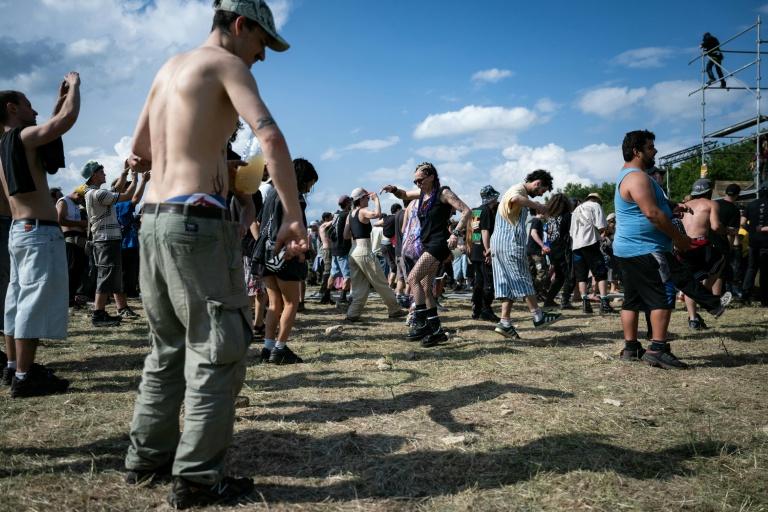 Free party près de Bourges, 20.000 personnes sur un champ de tir militaire