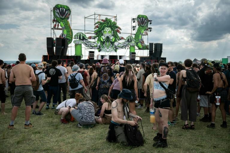 Free party près de Bourges, 20.000 personnes sur un champ de tir militaire