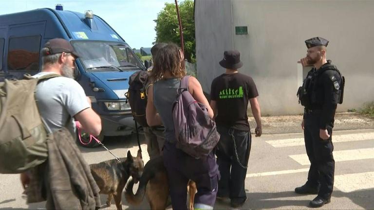 Free party sur un terrain militaire: 20.000 à 40.000 participants, un obus retrouvé en bordure du site