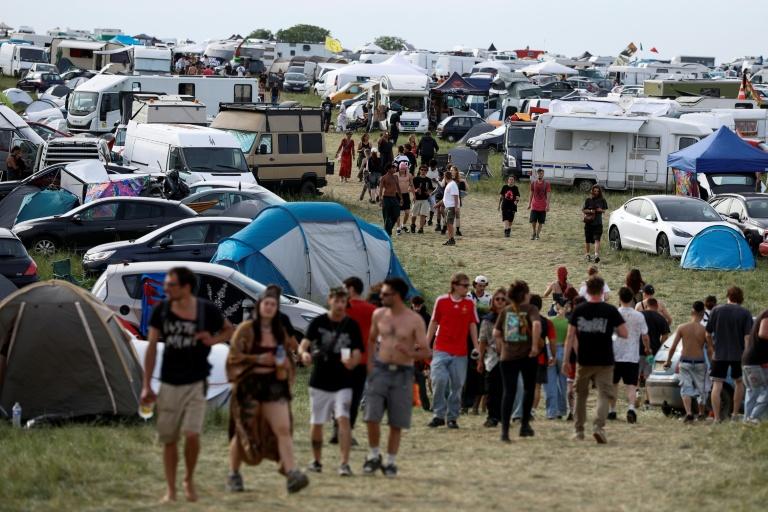 Free party sur un terrain militaire: 20.000 à 40.000 participants, un obus retrouvé en bordure du site