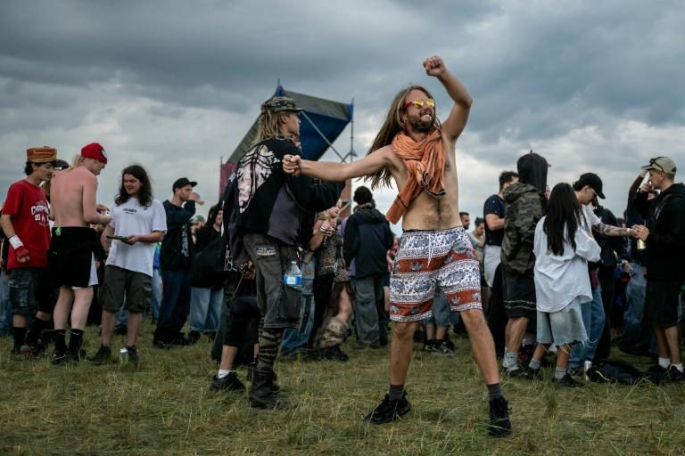 Free party sur un terrain militaire: 20.000 à 40.000 participants, un obus retrouvé en bordure du site