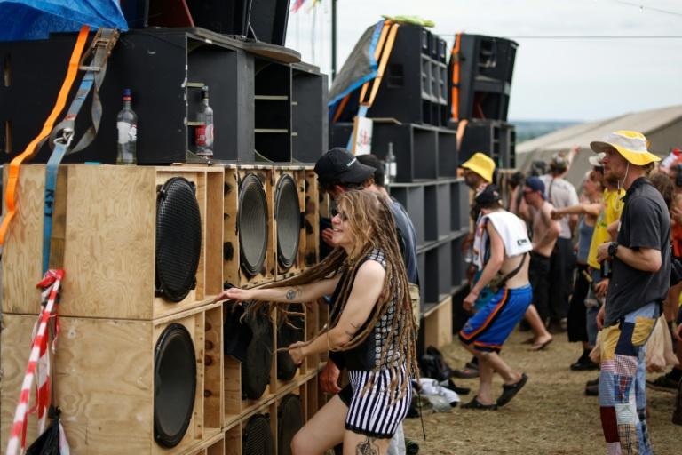 Premiers départs à la free party près de Bourges, Laurent Nuñez sur place