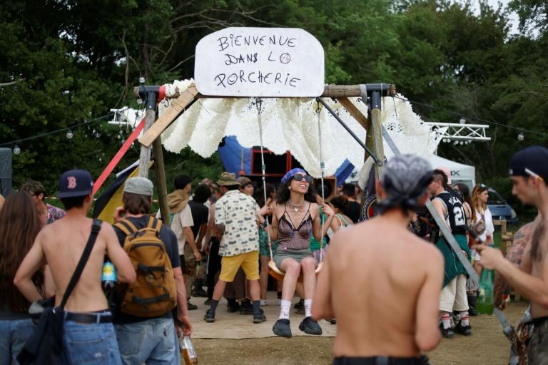 Premiers départs à la free party près de Bourges, Laurent Nuñez sur place