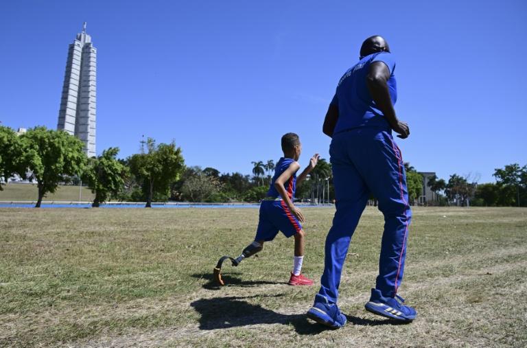 "Je voudrais qu'on m'opère": le rêve sportif en suspens d'un enfant cubain