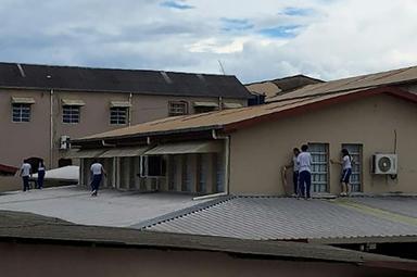 Brésil: un adolescent ouvre le feu dans une école et tue deux membres du personnel