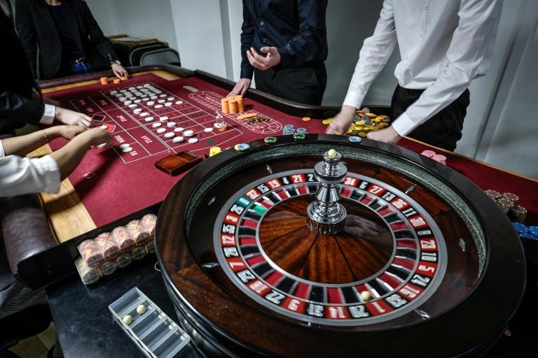 Les croupiers fin prêts pour l