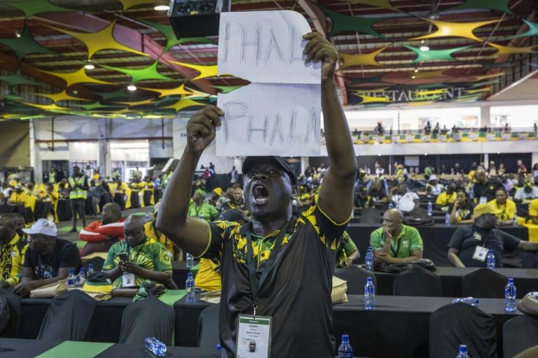 Buffles, cash et canapé: le scandale qui fait à nouveau trembler le président sud-africain