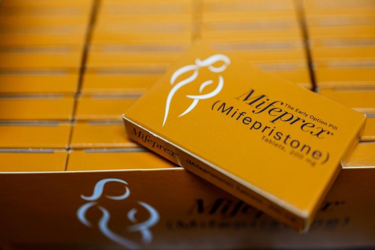 Etats-Unis: la Cour suprême maintient temporairement l'envoi de la pilule abortive par la poste