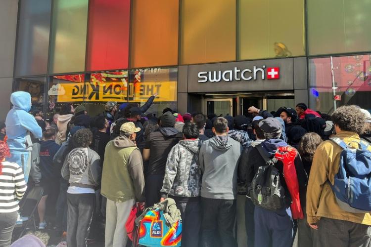 Une opération de vente de montres Swatch-Audemars Piguet tourne au chaos