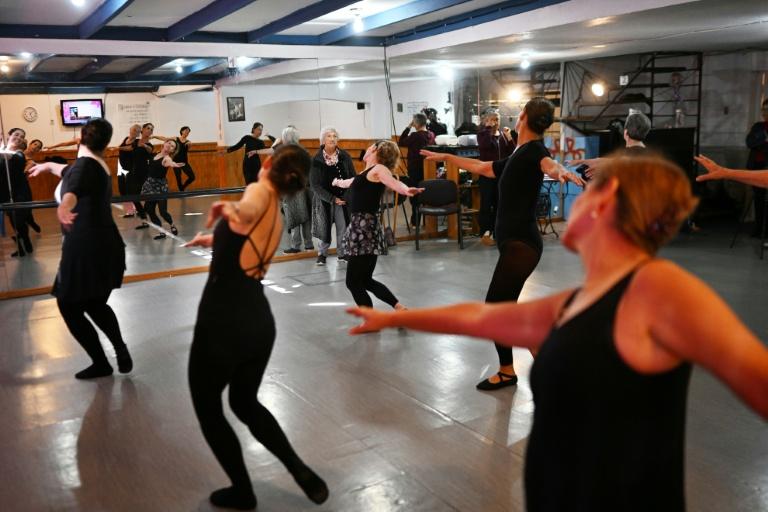 Au Chili, à 100 ans, elle fait danser la vieillesse