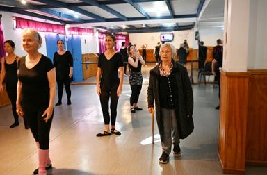 Au Chili, à 100 ans, elle fait danser la vieillesse
