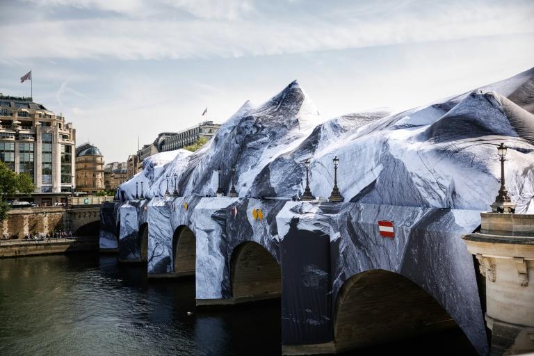 "C'est spectaculaire!": Paris découvre le Pont Neuf emballé par JR